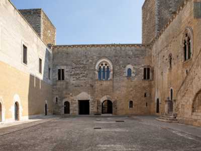 ...accediamo all�ampio ed elegante cortile...
